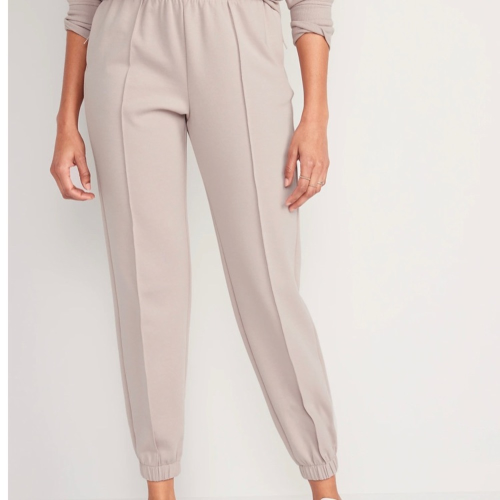 New with Tags Old Navy Dynamic Fleece High Rise 7/8 Ankle Pin-tucked Sweatpants